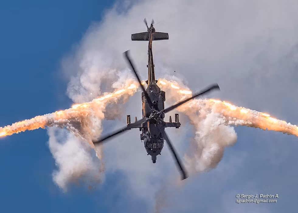 Năm 1993, Black Hawk trở nên nổi bật trong cuộc tấn công vào Mogadishu ở Somalia. Những chiếc Black Hawk cũng hoạt động tại Balkan và Haiti trong thập niên 1990.