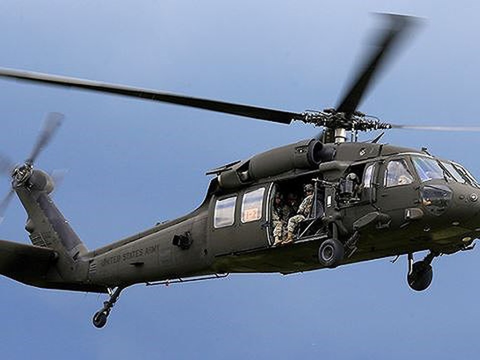 UH-60 được thiết kế với dạng dài và thấp để đáp ứng yêu cầu của Lục quân Mỹ về khả năng được vận chuyển trên máy bay vận tải C-130 Hercules.