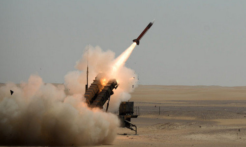 Tuy nhiên lý luận thì ở trên giấy, còn thực tiễn thì trên mặt đất; khoảng cách giữa quảng cáo của các nhà sản xuất vũ khí và thực chiến luôn khác xa nhau. Ở Trung Đông, việc sử dụng tên lửa Scud chiến thuật có từ thời Liên Xô diễn ra phổ biến và Saudi Arabia luôn là nạn nhân.