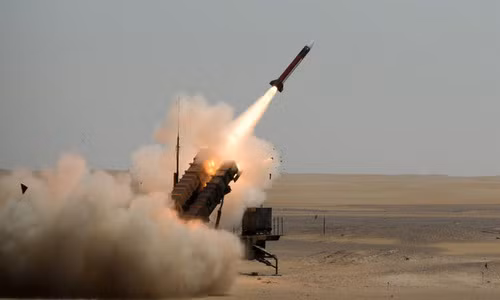 Tuy nhiên lý luận thì ở trên giấy, còn thực tiễn thì trên mặt đất; khoảng cách giữa quảng cáo của các nhà sản xuất vũ khí và thực chiến luôn khác xa nhau. Ở Trung Đông, việc sử dụng tên lửa Scud chiến thuật có từ thời Liên Xô diễn ra phổ biến và Saudi Arabia luôn là nạn nhân.