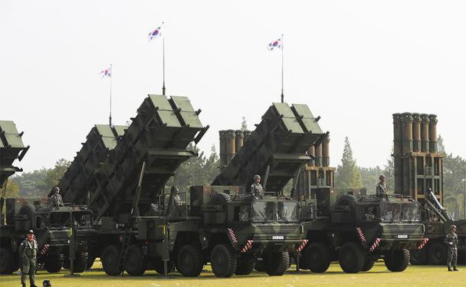 Theo thiết kế hiện tại, một hệ thống KM-SAM được trang bị tới 6 xe phóng di động, mỗi xe mang được 8 tên lửa kiêm ống phóng (ống bảo quản); tổng cộng một hệ thống KM-SAM là 48 tên lửa.