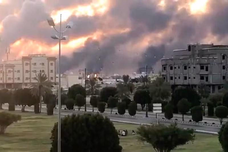  Lực lượng phòng không Saudi Arabia đã bị bất ngờ trước cuộc tiến công của tên lửa hành trình và UAV vào các cơ sở công nghiệp chiến lược; một hệ thống phòng không được đầu tư khổng lồ, trong đó phần lớn là các hệ thống phòng không Patriot hết sức hiện đại, nhưng lại bất lực trước những vũ khí không lấy gì làm "hiện đại". Ảnh: Hiện trường nhà máy lọc dầu ở Saudi Arabia bị tấn công hôm 14/9.