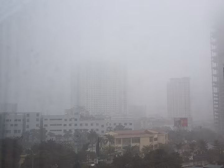 Nha cao tang Ha Noi “bien mat” vi suong mu day dac hon Sapa, Da Lat-Hinh-14