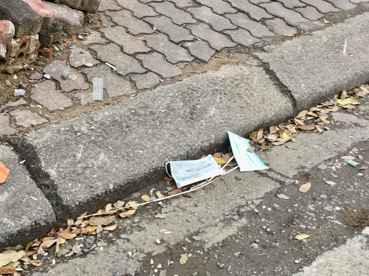 Phạt tiền từ 5 triệu đồng đến 7 triệu đồng đối với hành vi vứt, thải rác sinh hoạt trên vỉa hè, đường phố vào hệ thống thoát nước thải đô thị hoặc vào hệ thống thoát nước mặt trong khu vực đô thị.