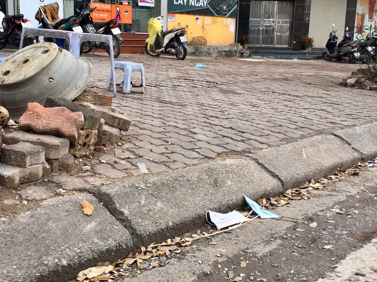 Người dân sẽ được hướng dẫn khi tháo bỏ khẩu trang chỉ cầm vào phần dây đeo qua tai để tháo khẩu trang, sau khi tháo khẩu trang cho ngay vào thùng đựng chất thải có nắp đậy kín theo quy định và rửa sạch tay.