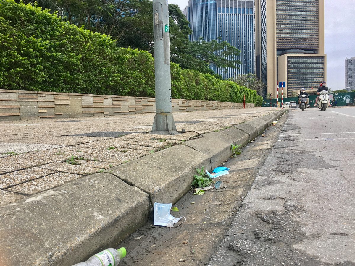 Đối với các trường hợp cố tình vi phạm, UBND tỉnh cũng đề nghị kiên quyết xử lý, xử phạt. Theo Nghị định số 155/2016/NĐ-CP ngày 18/11/2016, phạt tiền từ 3 triệu đồng đến 5 triệu đồng đối với hành vi vứt, thải, bỏ rác thải sinh hoạt không đúng nơi quy định tại khu chung cư, thương mại, dịch vụ nơi công cộng.