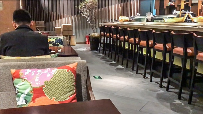 Nha hang Bac Kinh khong cho khach ngoi theo cap, nhom de ngan Covid-19-Hinh-3