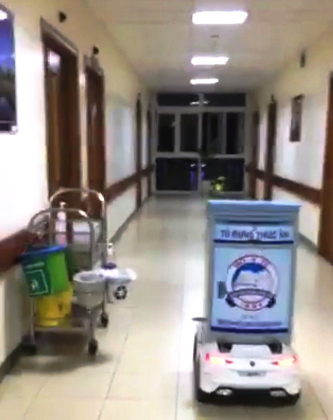 Cấu tạo “robot” này rất đơn giản, đó là dùng xe điện tử lắp chíp tự động điều khiển, dùng bình điện 12V, lắp hệ thống sạc pin, chế điều khiển tự động.