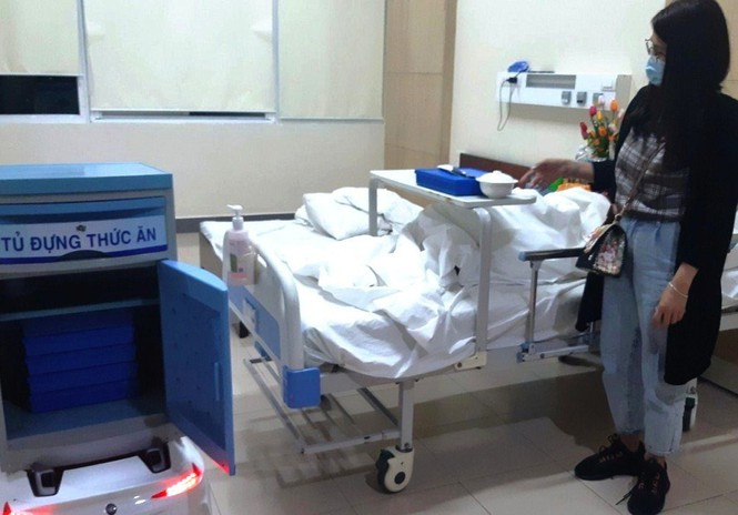 Chú “robot” ra đời từ sáng kiến, chế tạo của Ban giám đốc Bệnh viện Trung ương Huế, GS.TS Phạm Như Hiệp và Th.S Huỳnh Phúc Minh. “Robot” có nhiệm vụ đưa thức ăn và thuốc đến từng bệnh nhân bị cách ly.