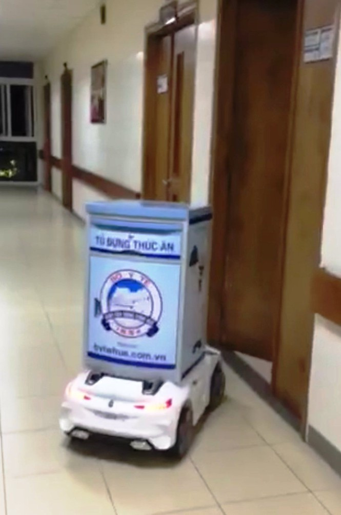 Đặc biệt là "robot" điều khiển từ xa nhằm giúp các bác sĩ giảm áp lực, tránh bị lây nhiễm trong quá trình điều trị cho bệnh nhân.