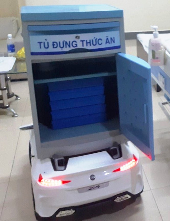 Xe “robot” này có cự ly điều khiển từ xa khoảng 30m, sức chứa thực phẩm, thuốc men với trọng lượng lên đến 60kg, hệ thống thùng chứa 4 ngăn, tốc độ di chuyển tối đa 20km/h đi qua được các cửa, các khoa trong Bệnh viện Trung ương Huế. 