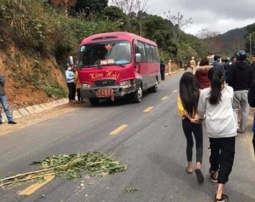 3 nguoi trong mot gia dinh tu vong sau khi va cham voi xe khach