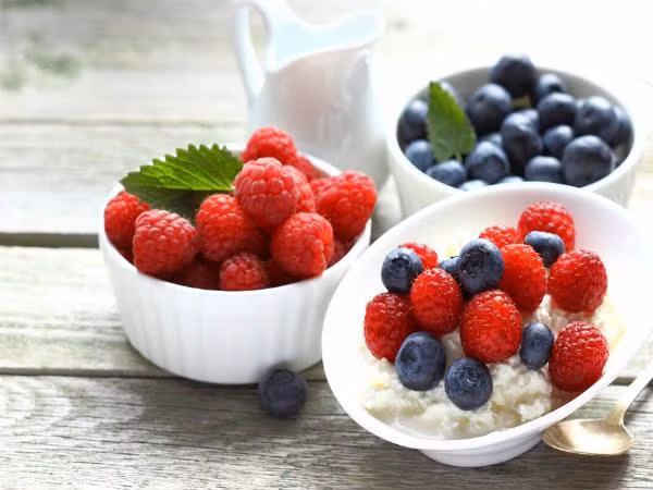 Các loại quả mọng: Các loại quả mọng như việt quất, mâm xôi, nho đen và dâu tây là nguồn anthocyanin tuyệt vời giúp giảm nguy cơ ung thư. Theo các chuyên gia, anthocyanin có khả năng làm ức chế phát triển các tế bào gây ung thư đại tràng rất hiệu quả.