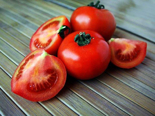 Cà chua: Lycopene, một sắc tố tự nhiên được tìm thấy trong cà chua đỏ được chứng minh là có tác dụng ức chế sự phát triển của ung thư phổi, ung thư dạ dày, vú, đại tràng, tuyến tiền liệt và ung thư miệng.