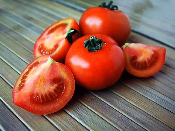 Cà chua: Lycopene, một sắc tố tự nhiên được tìm thấy trong cà chua đỏ được chứng minh là có tác dụng ức chế sự phát triển của ung thư phổi, ung thư dạ dày, vú, đại tràng, tuyến tiền liệt và ung thư miệng.