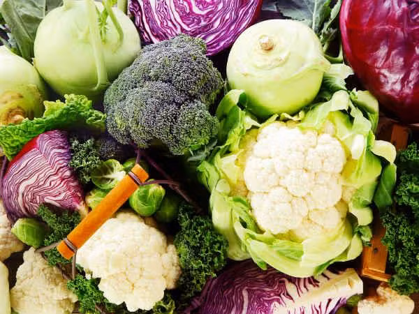 Rau họ cải: Bông cải xanh, cải xoăn hay cải bắp là những loại rau có đặc tính chống ung thư. Bởi chúng chứa các hợp chất isothiocyanate, indoles, nitriles và thiocyanante.