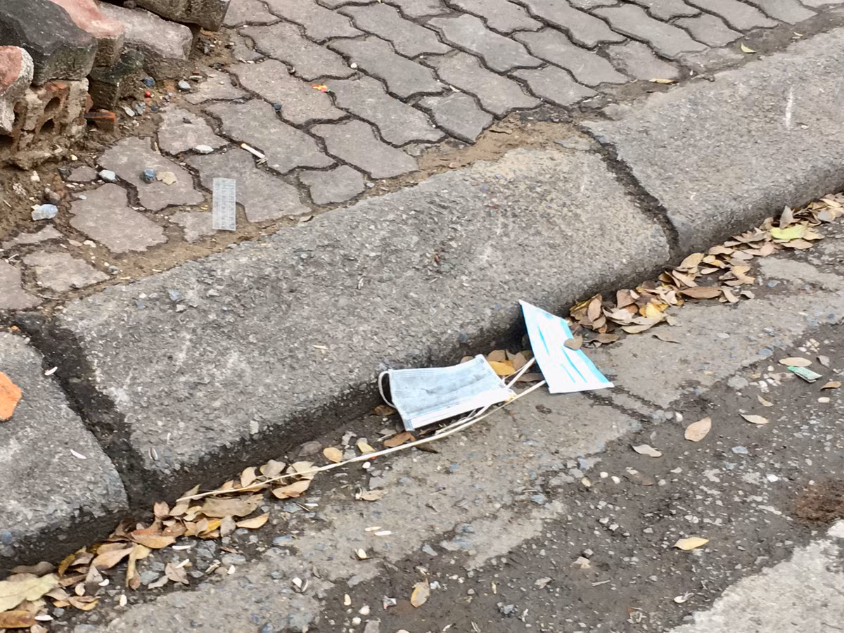 Bác sĩ cũng khuyến cáo nên đeo khẩu trang đúng với khuyến mới nhất cáo của Bộ Y tế, không nên sử dụng lại khẩu trang, không được dùng tay tiếp xúc trực tiếp với bề mặt khẩu trang, sau khi sử dụng xong nên bỏ đúng nơi quy định có thùng rác đậy nắp.