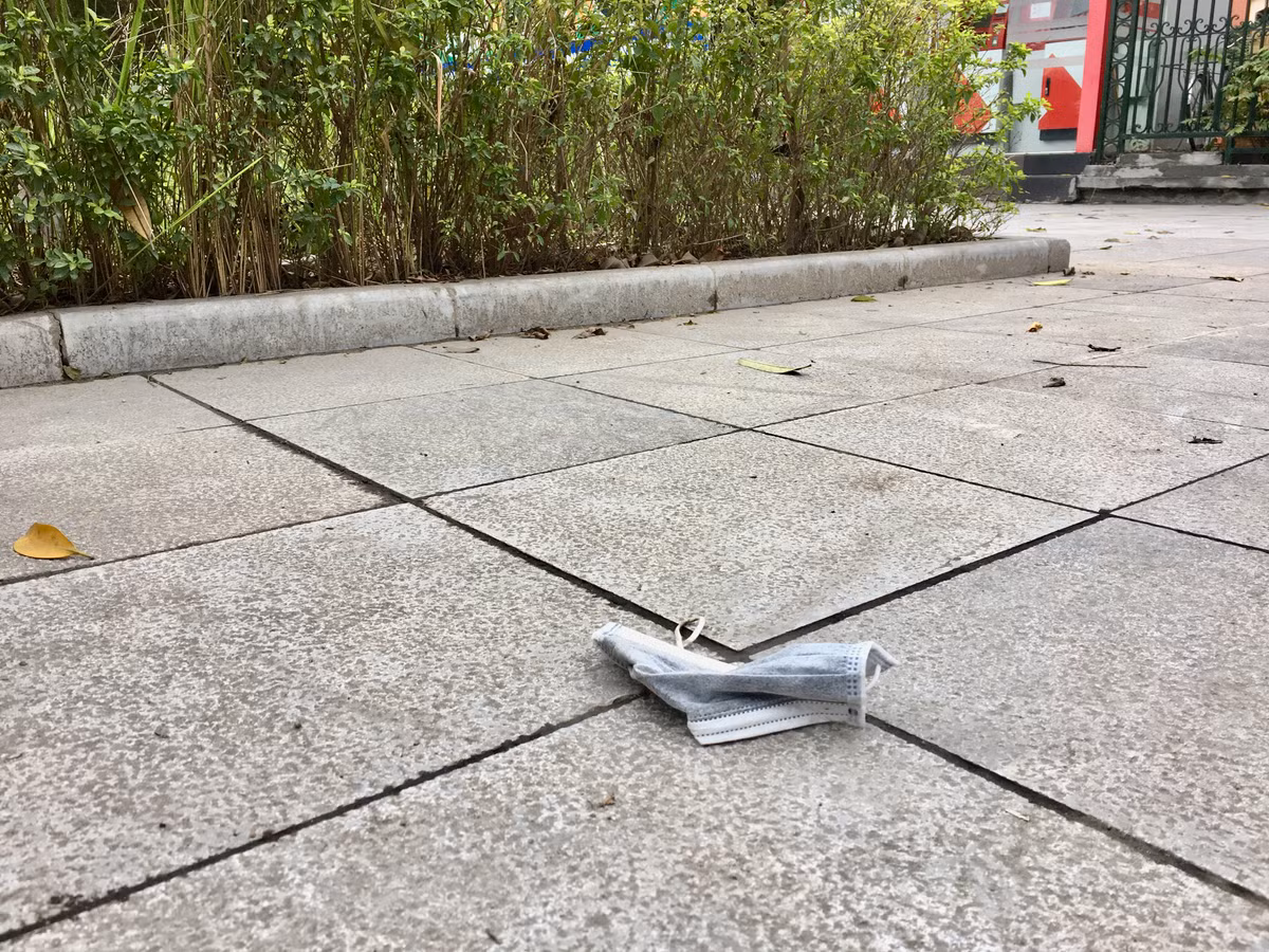 Tuy nhiên theo ghi nhân của PV, hiện tại các tuyến đường, vỉa hè, nơi công cộng tình trạng khẩu trang đã qua sử dụng vẫn bị vứt rải rác khắp nơi.