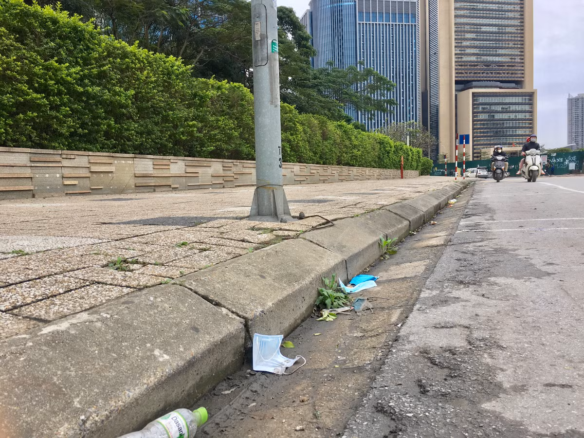 Anh Khánh chia sẻ thêm, việc vứt khẩu trang đã sử dụng bừa bãi không đúng nơi quy định như vậy cho thấy ý thức những người này rất kém mong cơ quan chức năng vào cuộc xử lý các trường hợp này.