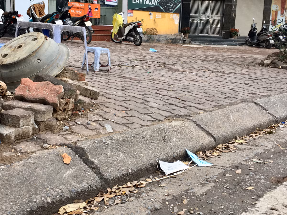 Tình trạng khẩu trang y tế vứt bừa bãi khắp nơi trong cơn đại dịch virus corona khiến nhiều người rất bất bình về hành động thiếu ý thức này.