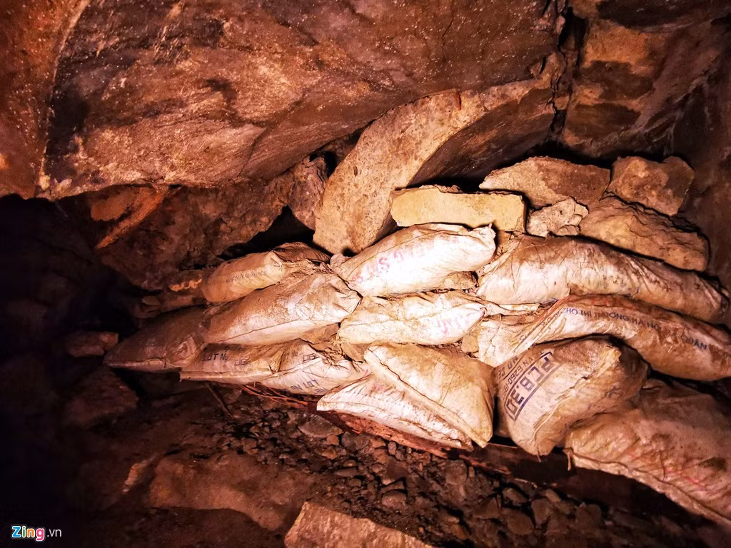 Ngày 22/2/1979, sau 5 ngày bao vây, tấn công nhưng không xuyên thủng được pháo đài, lính Trung Quốc đặt bộc phá giật sập cửa hầm, dùng lựu đạn cay thả xuống các lỗ thông hơi và đổ xăng phóng hỏa. Hàng trăm dân thường và bộ đội đã hy sinh sau những hành vi dã man này.