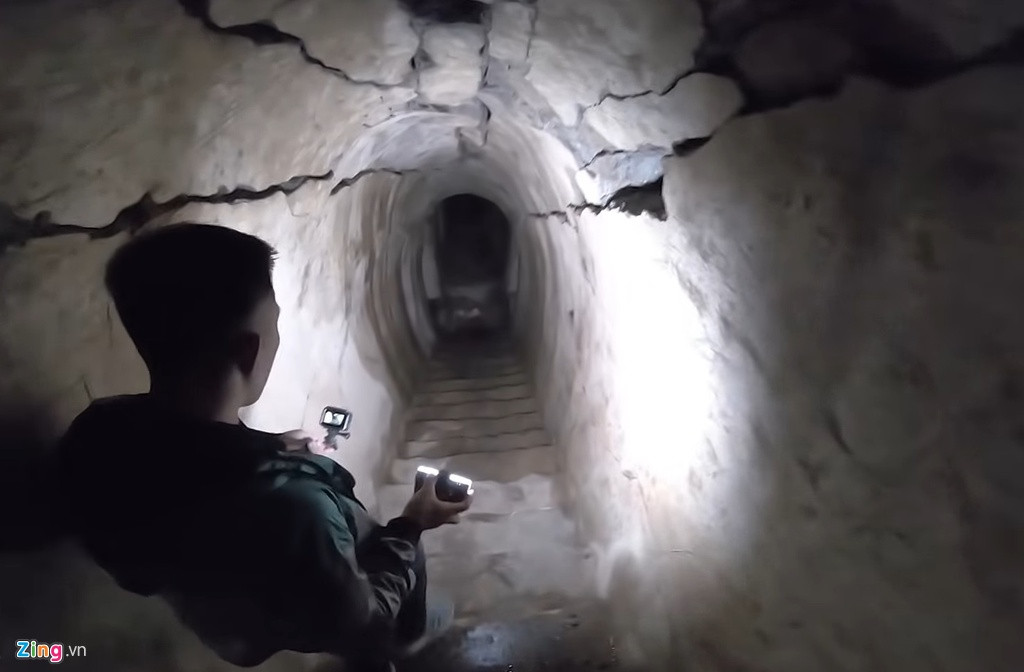 Một thanh niên địa phương ban đầu đi cùng cả nhóm. Nhưng khi thấy bậc thang hun hút dẫn xuống địa đạo tối đen, người này đã quay trở lại.