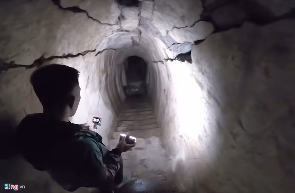 Một thanh niên địa phương ban đầu đi cùng cả nhóm. Nhưng khi thấy bậc thang hun hút dẫn xuống địa đạo tối đen, người này đã quay trở lại.