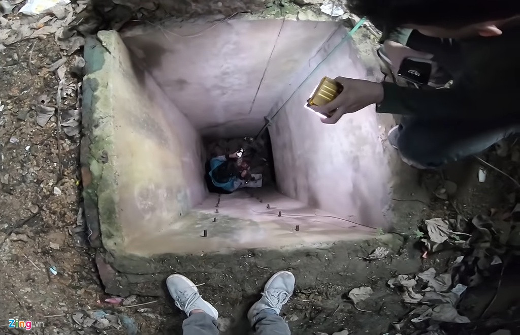 Lối vào cửa tây pháo đài giống như một giếng trời dựng đứng, sâu hun hút. Các nấc thang sắt gắn vào vách giếng đã bị cắt bỏ. Thông tin về sơ đồ bên trong rất hạn chế. Một tài liệu cho biết pháo đài có 3 tầng ngầm nằm sâu dưới lòng đồi. Vào năm 2000, hơn 30 bộ hài cốt được tìm thấy ở tầng hầm đầu tiên. Đến nay vẫn chưa ai tiếp cận được tầng hầm thứ 3, nơi ước tính còn hàng trăm người nằm lại.