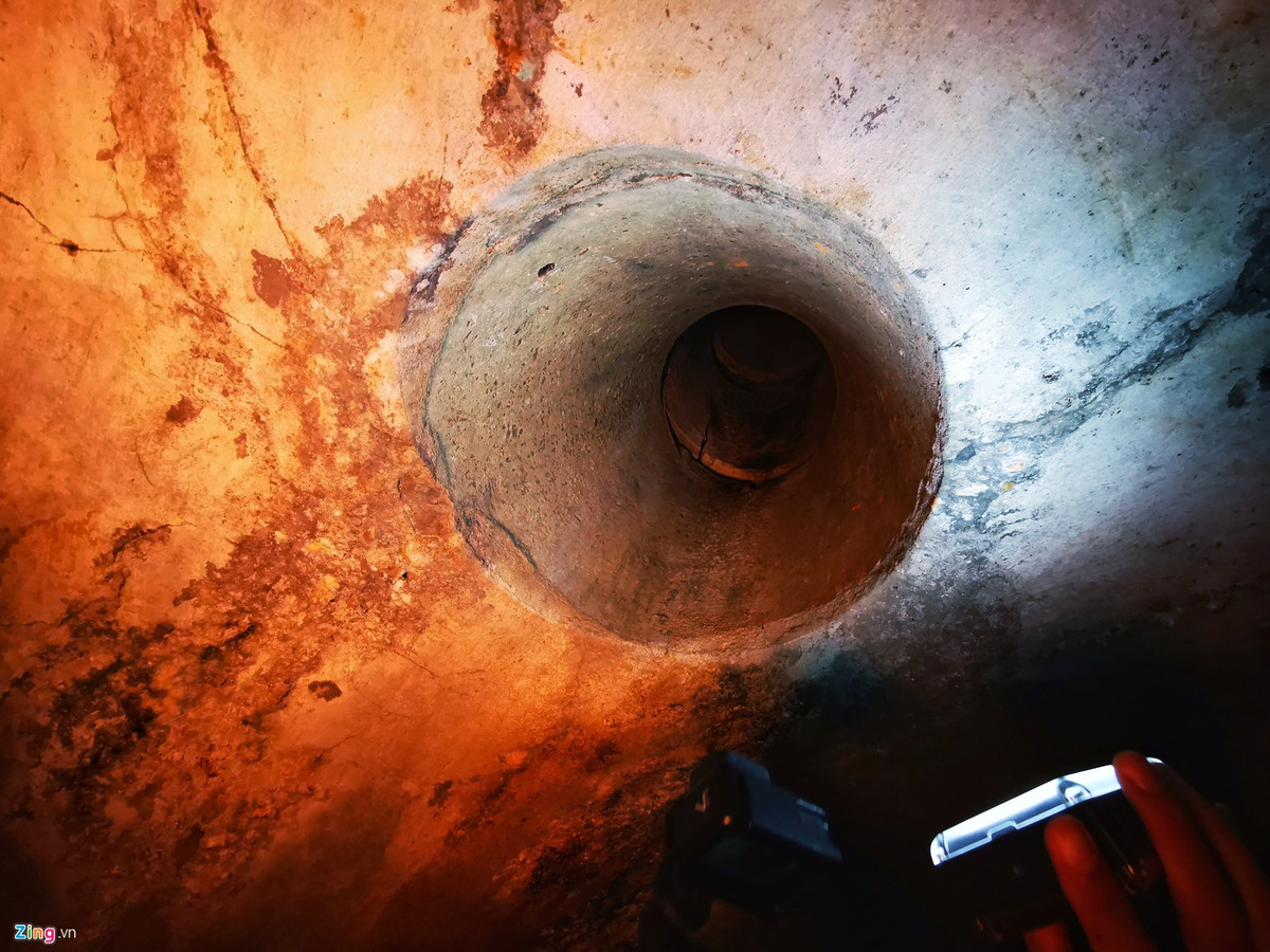 Các lỗ thông hơi nằm rải rác trong địa đạo, dẫn dưỡng khí từ nóc pháo đài xuống các gian hầm bên dưới.