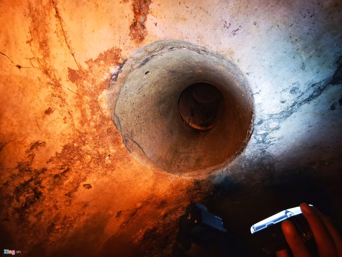 Các lỗ thông hơi nằm rải rác trong địa đạo, dẫn dưỡng khí từ nóc pháo đài xuống các gian hầm bên dưới.