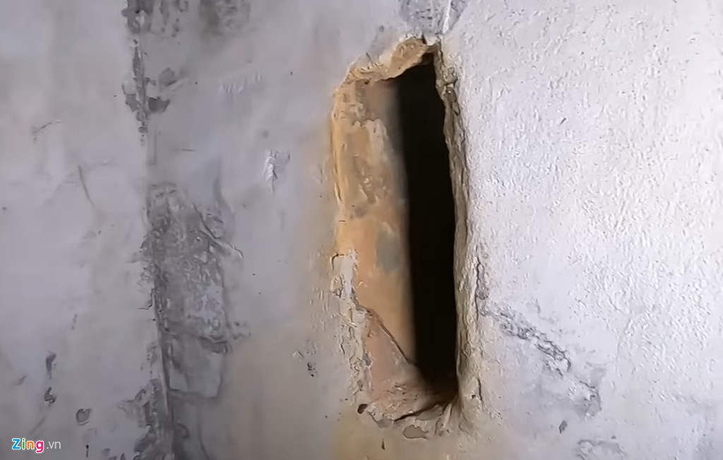 Dọc địa đạo xuất hiện nhiều lỗ châu mai. Đây là nơi đặt các họng súng phòng ngự của bộ đội Việt Nam trong tình huống địch xâm nhập vào pháo đài.