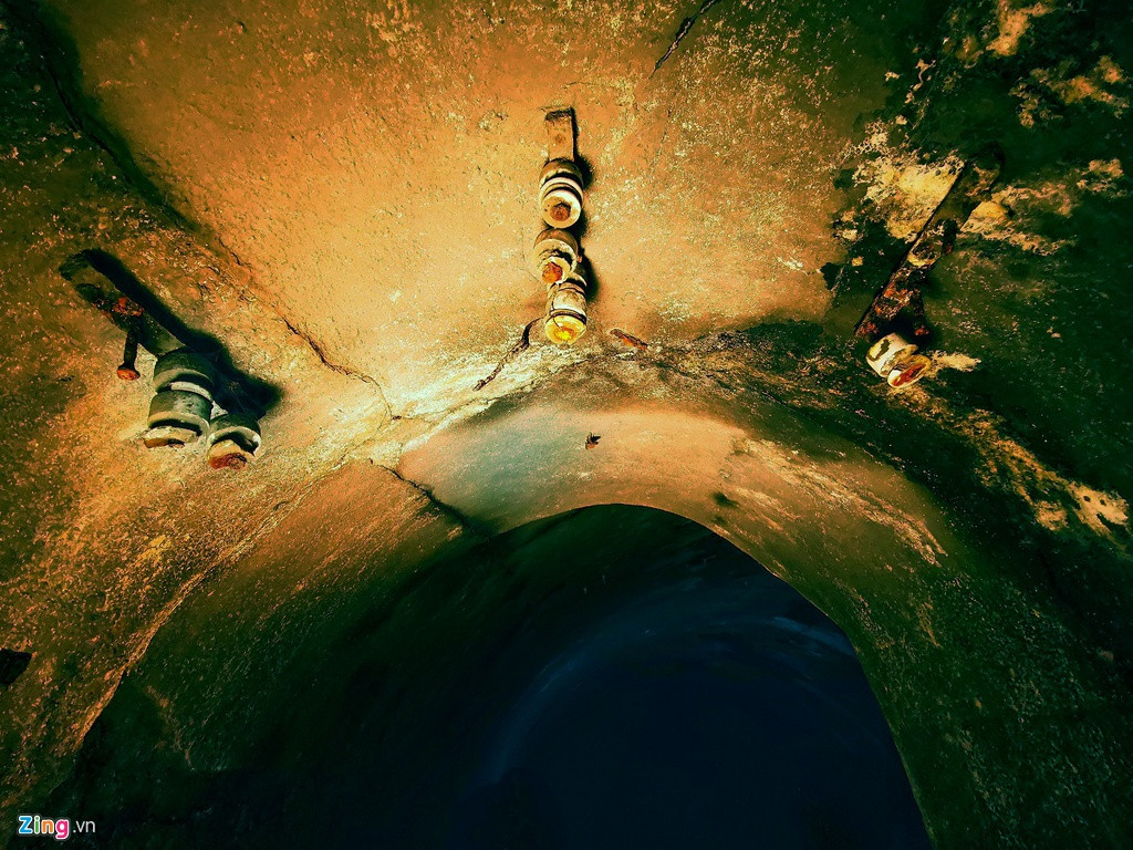 Hệ thống điện từng được bố trí trên nóc hầm giúp con người có thể sinh hoạt tại đây trong thời gian dài nếu dự trữ lương thực đầy đủ.