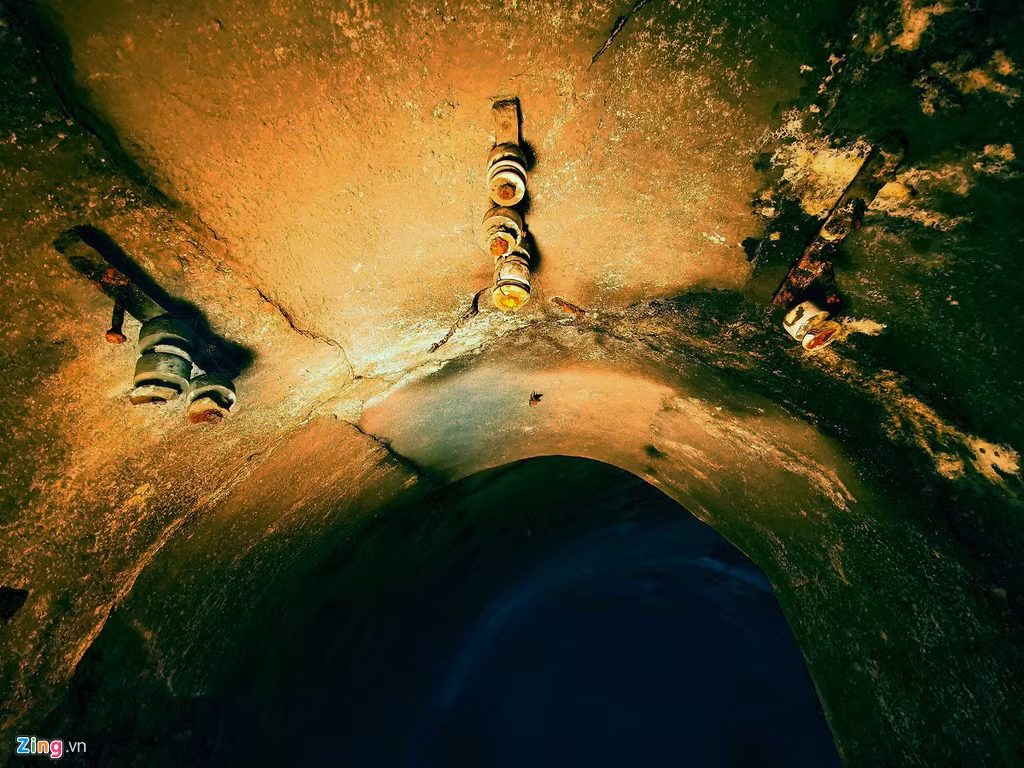 Hệ thống điện từng được bố trí trên nóc hầm giúp con người có thể sinh hoạt tại đây trong thời gian dài nếu dự trữ lương thực đầy đủ.