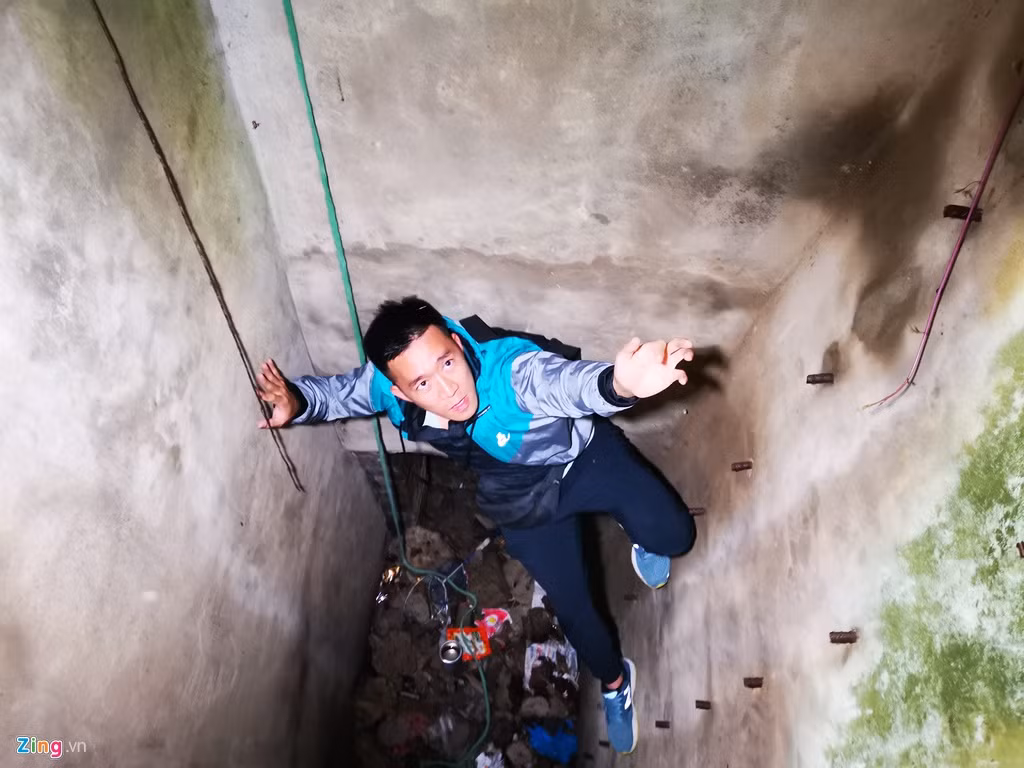 Các cựu chiến binh và người dân địa phương dẫn phóng viên đến cửa pháo đài, nhưng không ai có khả năng vào sâu hơn. Đi cùng phóng viên là anh Hoàng Nam - người có nhiều kinh nghiệm khám phá các di tích bí ẩn.