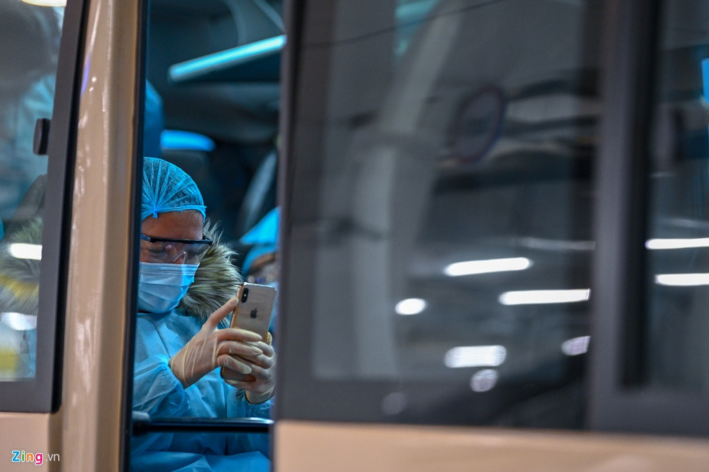 Nhiều người vui mừng báo tin cho người thân sau khi hạ cánh xuống sân bay Vân Đồn. (Ảnh: Zing)