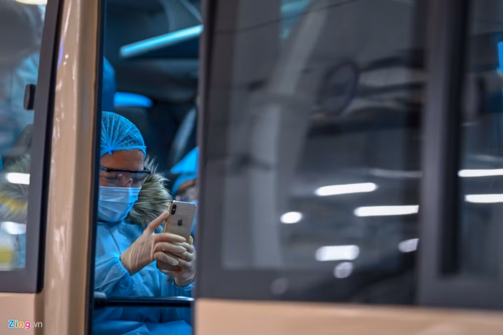 Nhiều người vui mừng báo tin cho người thân sau khi hạ cánh xuống sân bay Vân Đồn. (Ảnh: Zing)