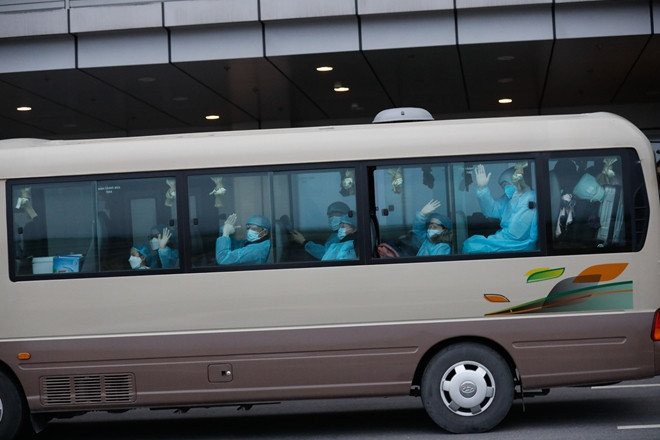 Sau khi hoàn tất các thủ tục, hành khách cùng hành lý được đưa lên 5 xe khách của quân đội và đi thẳng về Bệnh viện Nhiệt đới Trung ương cơ sở 2 tại Đông Anh (Hà Nội). (Ảnh: Cand) Việt Nam sẵn sàng đưa 29 công dân tại Hồ Bắc về nước. (Nguồn: VTC)