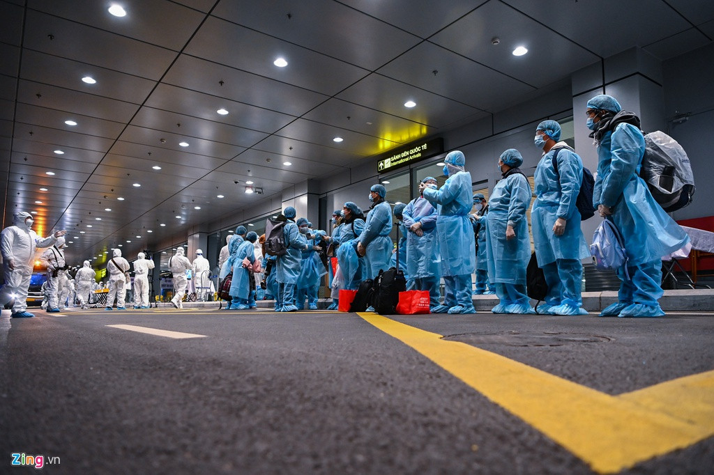Tại đây, 30 công dân Việt Nam lại được bàn giao cho Bộ Chỉ huy Quân sự tỉnh Quảng Ninh để thực hiện cách ly theo dõi sức khỏe trong 14 ngày. (Ảnh: Zing)