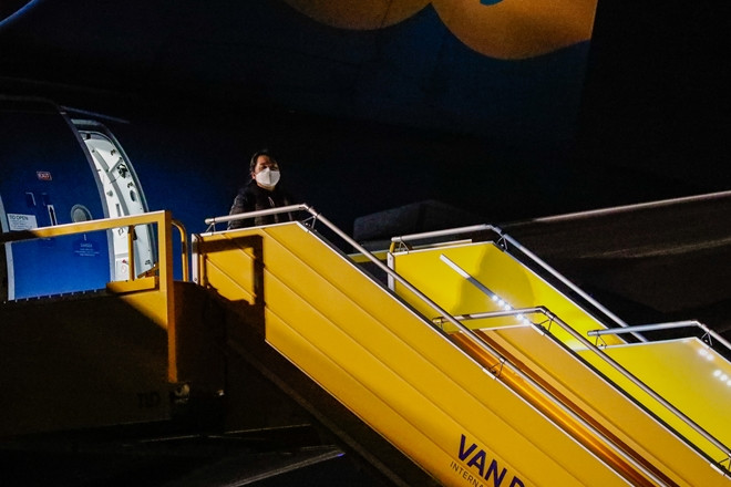 Khi về đến Sân bay Quốc tế Vân Đồn và qua kiểm tra các điều kiện các hành khách đầu tiên đã xuống máy bay, tổng cộng có 30 công dân, 16 thành viên phi hành đoàn và 3 bác sĩ. (Ảnh: Cand)