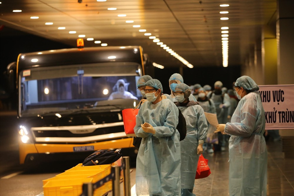 Sau đó, lực lượng chức năng đã nhanh chóng làm thủ tục khử trùng và kiểm tra y tế theo đúng quy định phòng dịch cho 30 công dân. (Ảnh: Laodong)