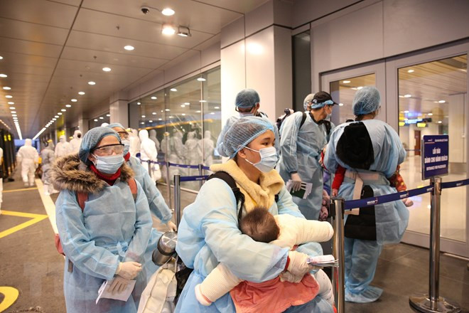 Trong số 30 công dân trở về từ Vũ Hán có cả các cháu nhỏ. (Ảnh: Zing)