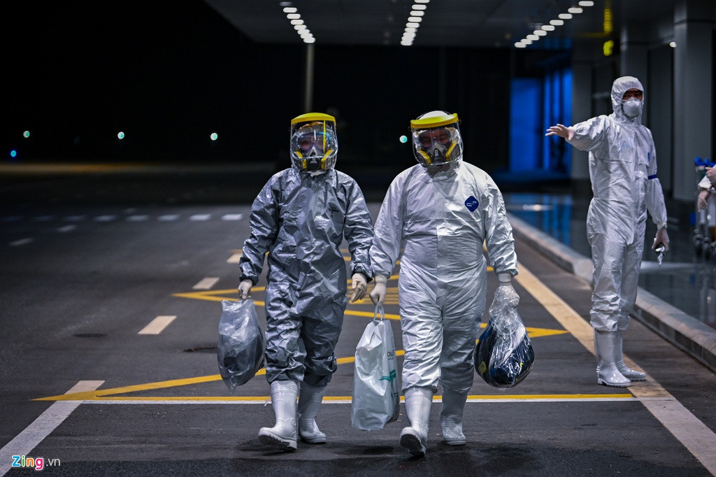 30 cong dan Viet Nam o Trung Quoc duoc dua ve nuoc trong bo “ao giap” ngua virus Corona-Hinh-2
