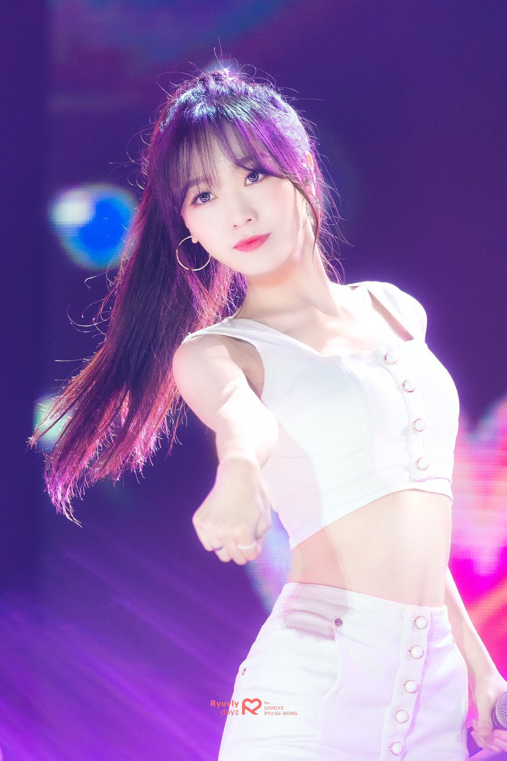 ##ss###style="font-size: 16px;">Debut được gần 6 năm song Su Jeong vẫn không được chú ý vì hoạt động trong một nhóm nhạc ít nổi tiếng. Lovelyz vốn sở hữu đội hình thành viên dù xinh đẹp, tài năng không thua kém các nữ idol thế hệ Gen 3 khác song họ vẫn ít khi được nhắc đến trong các BXH về ngoại hình hay nhan sắc của Kpop. 