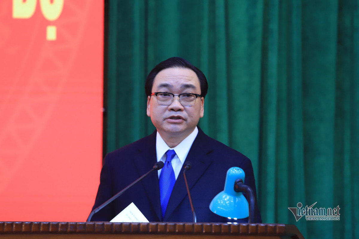 "Một số sự việc xảy ra trong thời gian vừa qua cho thấy vẫn còn có những cán bộ không đáp ứng được yêu cầu trong việc ứng xử với người dân", tại cuộc làm việc với Bảo hiểm xã hội thành phố ngày 8/8/2017. (Ảnh: Vietnamnet)