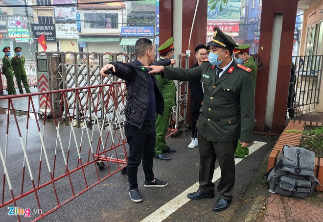 Gần 100 cảnh sát bảo vệ phiên xử vụ xe container đâm Innova đi lùi - Hình 4 Gan 100 canh sat bao ve phien xu vu xe container dam Innova di lui-Hinh-4