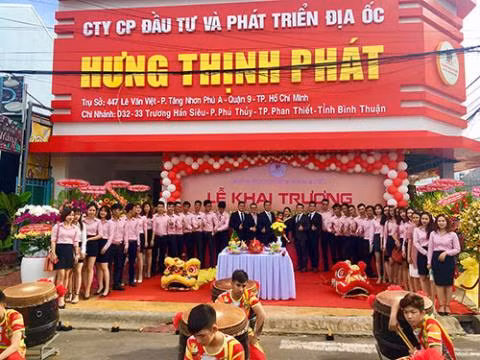  Giám đốc của Hưng Thịnh Phát bị tạm giam về hành vi chiếm đoạt tài sản: Ngày 19/12/2019, cơ quan CSĐT Công an Bình Thuận đã ra quyết định bắt tạm giam ông Nguyễn Hữu Kha - Giám đốc Công ty cổ phần đầu tư và phát triển địa ốc Hưng Thịnh Phát để điều tra về hành vi lừa đảo chiếm đoạt tài sản. (Ảnh: Baodatviet)