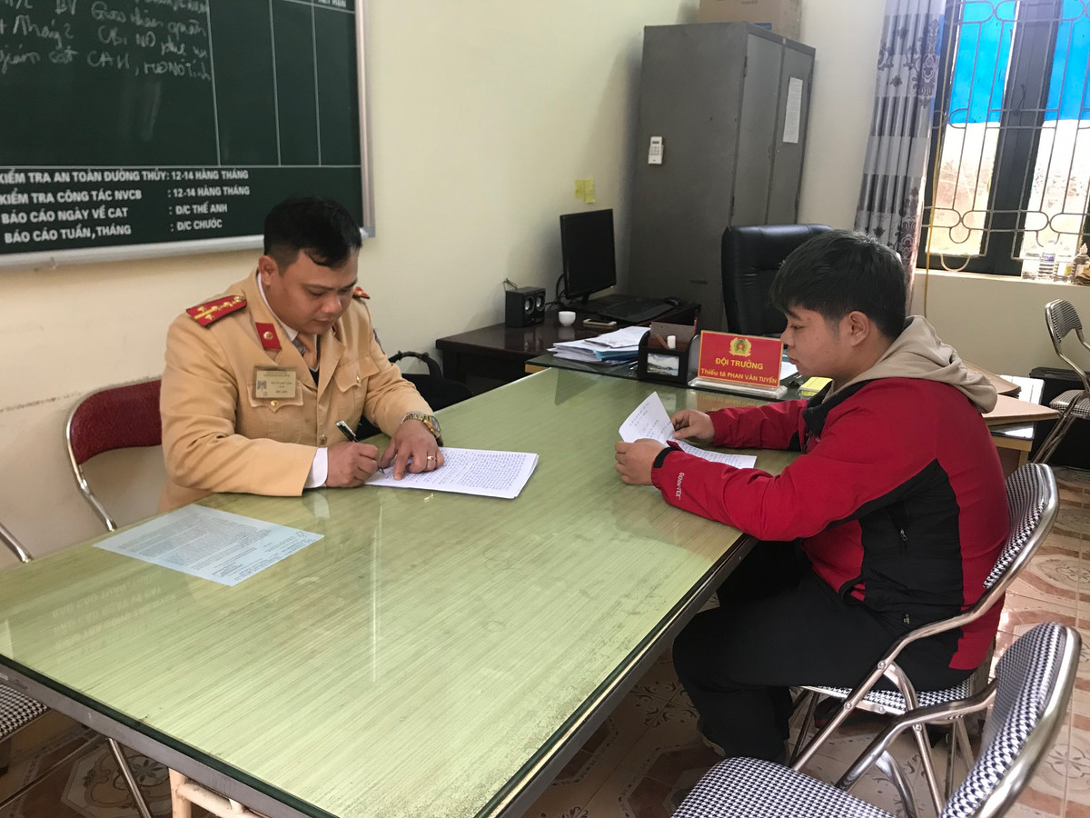 Làm việc với đối tượng Khiêm, và thông qua các clip đăng tải trên mạng xã hội facebook, cơ quan chức năng đã xác định thêm các đối tượng tham gia gồm Đỗ Năng Tới (SN 2001, ở thôn Chúc Lý, xã Ngọc Hòa, huyện Chương Mỹ, TP Hà Nội) và Nguyễn Thành Lộc (SN 2002, ở khu tập thể Sỹ quan phòng hóa, xã Sơn Đông, thị xã Sơn Tây, TP Hà Nội).