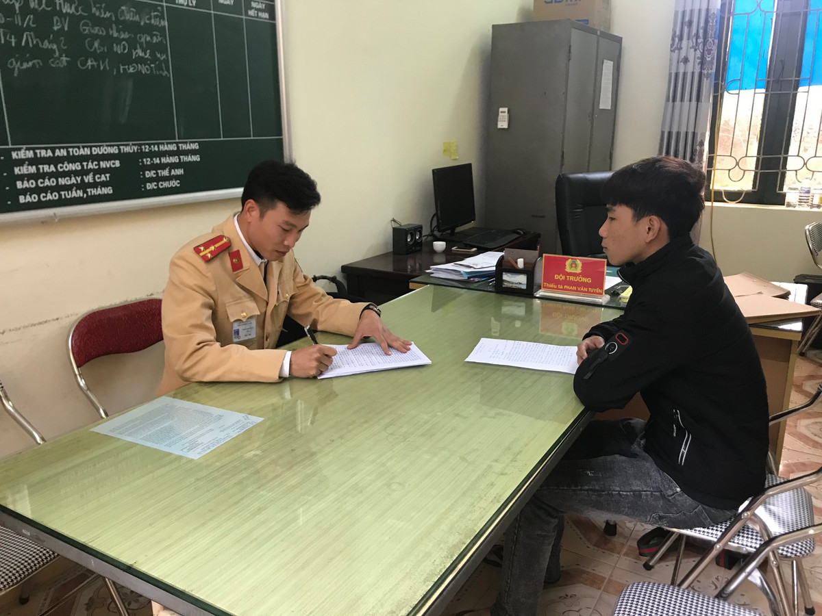 Sau khi xác minh, củng cố hồ sơ làm rõ, ngày 11/2, công an huyện Cẩm Khê đã mời các đối tượng đến làm việc, ra quyết định xử phạt vi phạm hành chính đối với Tới và Lộc.