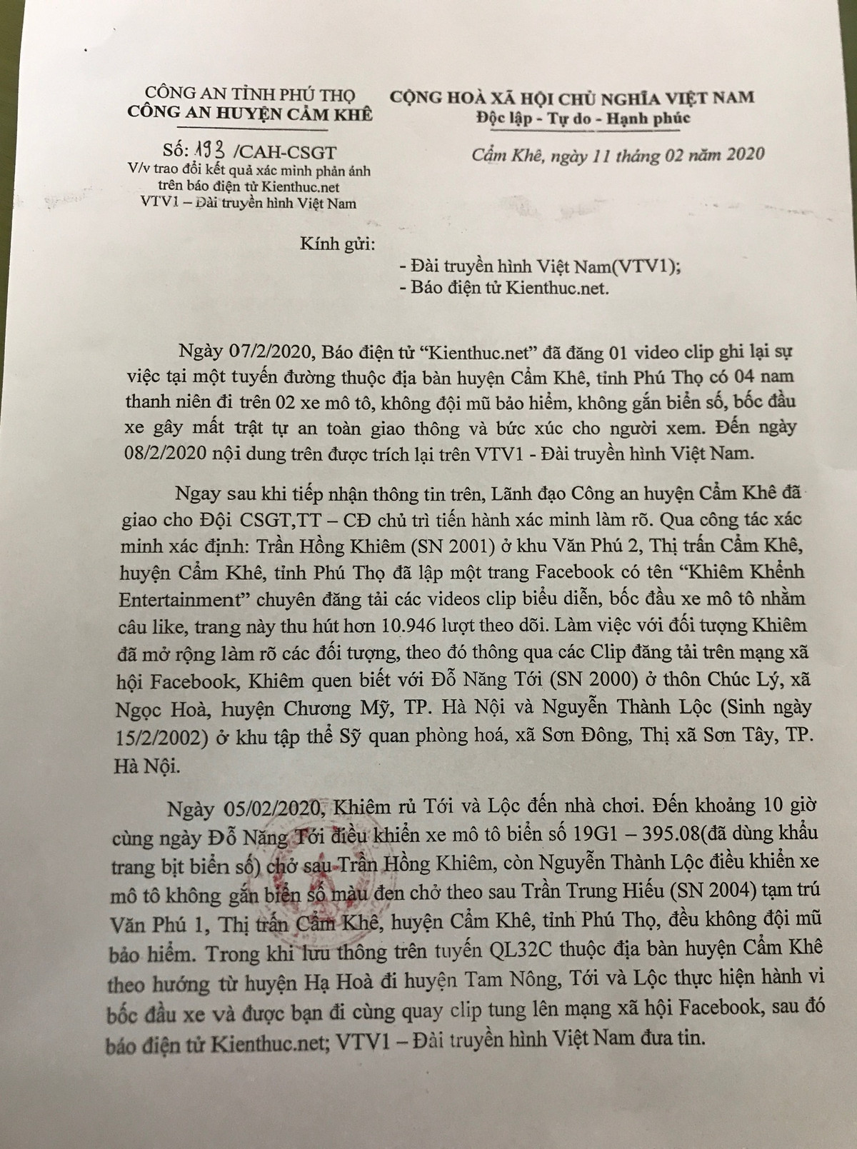 Qua điều tra của cơ quan Công an, Trần Hồng Khiêm (SN 2001, ở khu Văn Phú 2, thị trấn Cẩm Khê, huyện Cẩm Khê) đã lập một trang facebok có tên “Khiêm K.E....” chuyên đăng tải các video clip biểu diễn, bốc đầu xe máy nhằm câu like, trang này thu hút hơn 10.946 lượt theo dõi.