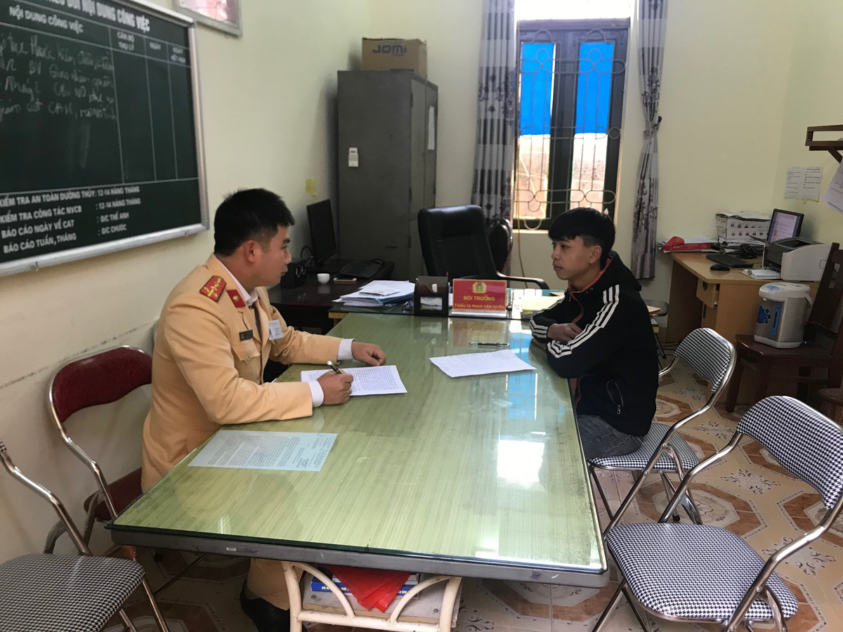 Cụ thể, Tới bị phạt 8,65 triệu đồng về các hành vi vi phạm gồm: Không đội mũ bảo hiểm cho người đi mô tô, xe máy khi điều khiển xe tham gia giao thông đường bộ; chở người ngồi trên xe không đội mũ bảo hiểm, không có giấy phép lái xe; điều khiển xe máy gắn biển số bị che, điều khiển xe máy bằng 1 bánh.